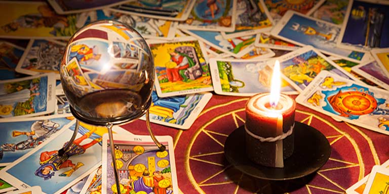 You are currently viewing How Tarot Card Readings help to predict Marriage?